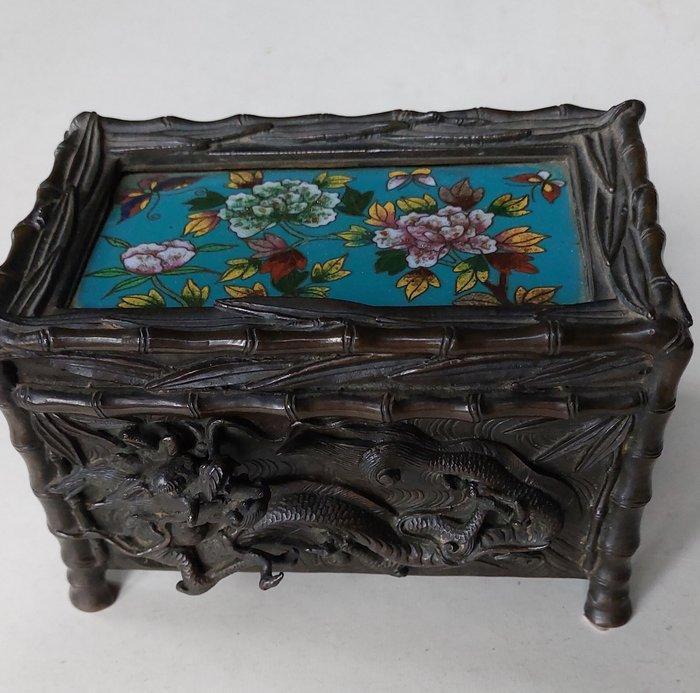Doos - Japaniserend cloisonné emaillé - in de stijl van, Antiek en Kunst, Antiek | Overige Antiek