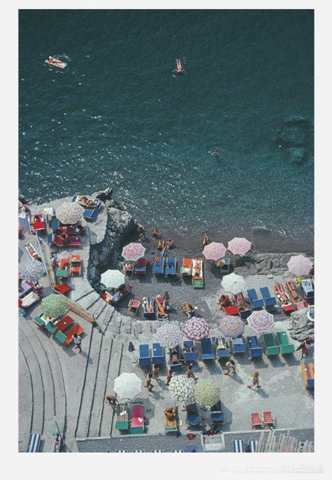 Slim Aarons (1916–2006) - Positano Beach, Antiek en Kunst, Kunst | Designobjecten