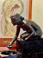 sculptuur, Art Déco des Années 1920s - Femme à la fontaine -