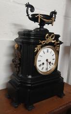 Klok - schouwklok van gietijzer en bronzen ornament -