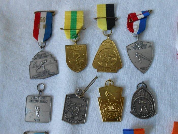 Collection thématique - Insignes sportifs néerlandais, Antiek en Kunst, Antiek | Speelgoed