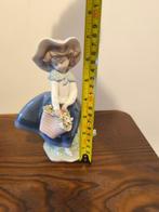 Lladró - Beeldje - Girl picking flowers - Beenderporselein