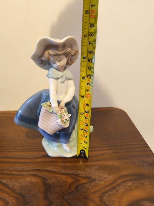Lladró - Beeldje - Girl picking flowers - Beenderporselein, Antiek en Kunst, Antiek | Glaswerk en Kristal