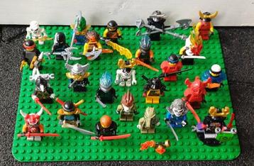Lego - Figure - LEGO minifigure collection on a green LEGO beschikbaar voor biedingen