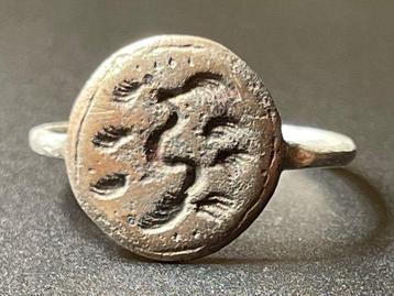 Viking periode Zilver Symbolische zegelring met een