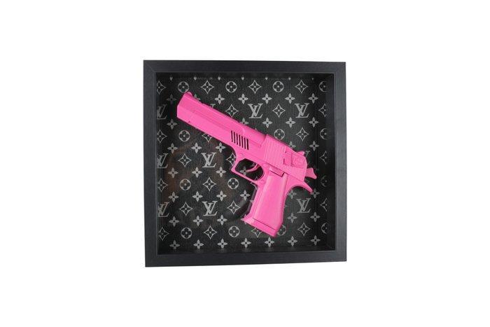 Rob VanMore (XX) - Pink war on Louis Vuitton S, Antiek en Kunst, Kunst | Designobjecten