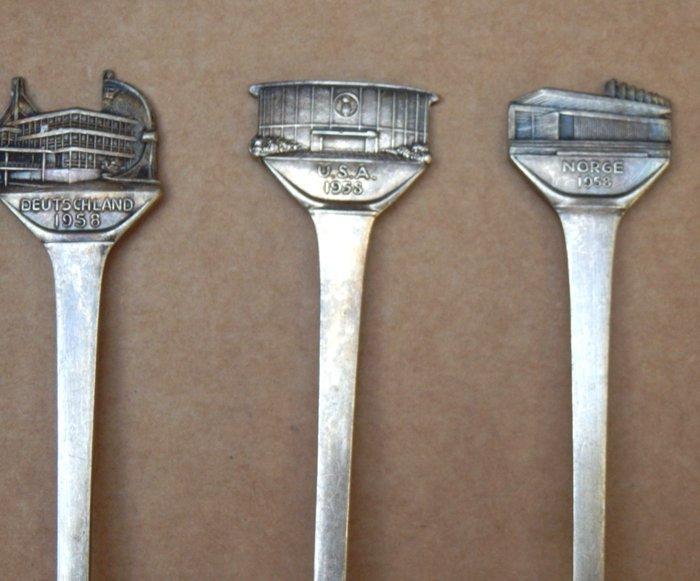 Set van 19verzilverde koffielepeltjes, uitgegeven in 1958, Antiek en Kunst, Antiek | Speelgoed