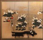 Een zesluikige Bybu () met chrysanten op een achtergrond