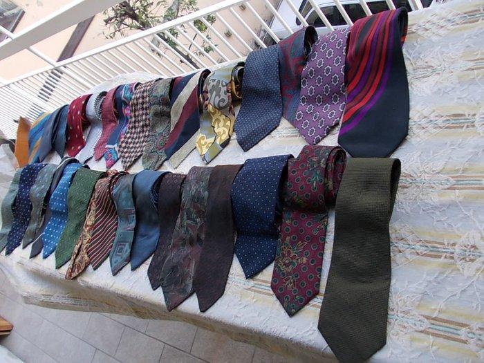 Themacollectie - Collezione di 31 cravatte di marchi, Antiek en Kunst, Antiek | Speelgoed