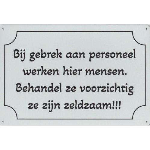 Wandbord -  Bij Gebrek Aan Personeel Werken Hier Mensen Beha, Huis en Inrichting, Woonaccessoires | Wanddecoraties, Nieuw