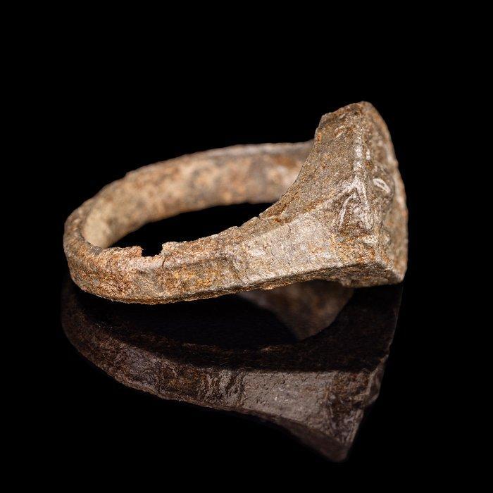 Ère viking Anneau de sceau en bronze avec aigle montant, Antiek en Kunst, Antiek | Overige Antiek
