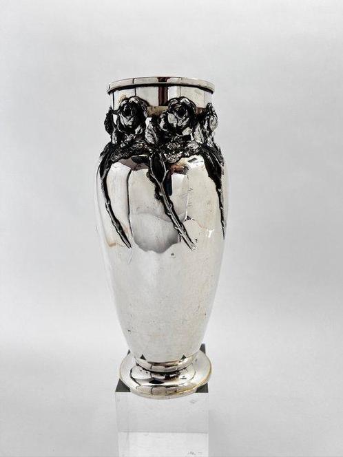 Vaas - Repousse decor rozen - Verzilverd - Art Nouveau, Antiek en Kunst, Kunst | Designobjecten
