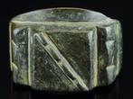 Middeleeuws Brons Bronzen ring met geometrisch reliëf,