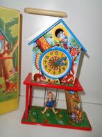 Joustra - Horloge de petite taille avec un enfant sur une, Antiek en Kunst