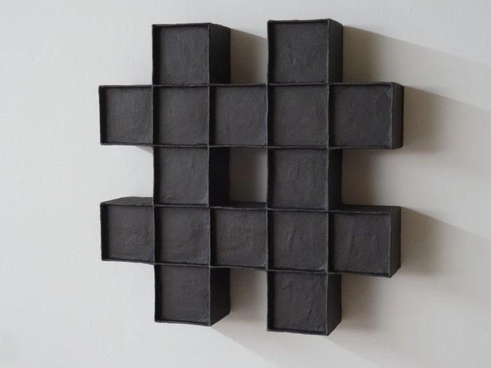 Hans Meeuwsen - Reliëf, 2025 - 43 zwarte hashtag - 125 mm, Antiek en Kunst, Kunst | Designobjecten