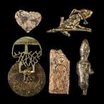 Middeleeuws Verzameling van badges en amuletten (Zonder