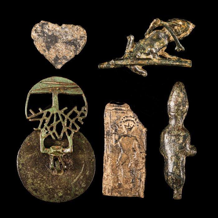 Middeleeuws Verzameling van badges en amuletten (Zonder, Antiek en Kunst, Antiek | Overige Antiek