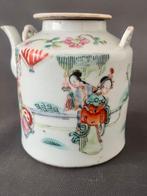 Een Chinese theepot in famille rose-stijl uit de