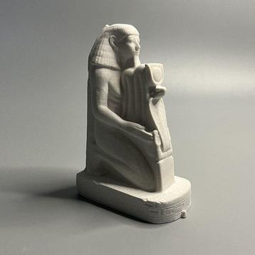 Beeldje - Witte keramische beeldje van een knielende figuur