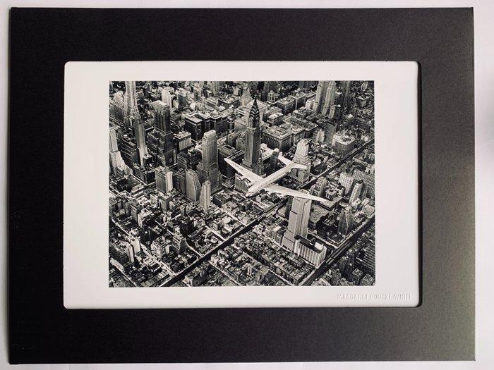 Margaret Bourke-White - A DC-4 Flying over New York City,, Antiek en Kunst, Kunst | Designobjecten