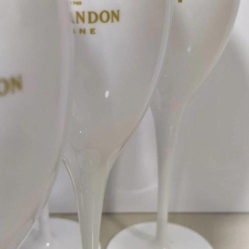 Champagneglas (12) - Champagneglazen Moët & Chandon -, Antiek en Kunst, Antiek | Meubels | Tafels