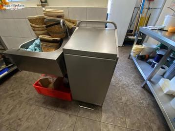 RVS Pedaalbak + RVS kleine wastafel beschikbaar voor biedingen