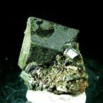 CW1817 Grote kristal van epidot Kristallen op matrix -, Verzamelen, Mineralen en Fossielen