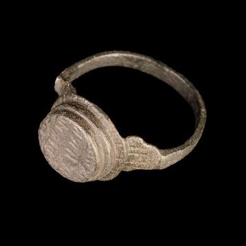 Romain antique Bague en bronze légionnaire avec un chaton