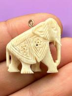 Curieus vintage geluksamulet in de vorm van een olifant,