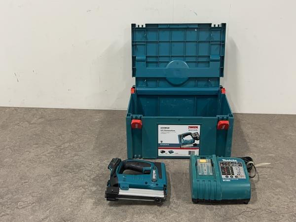 Veiling - Makita nietmachine 18V in Mbox BST221RFX, Doe-het-zelf en Bouw, Gereedschap | Overige machines