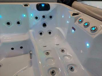Royalty Spa Atlanta, complete 5 persoons Jacuzzi