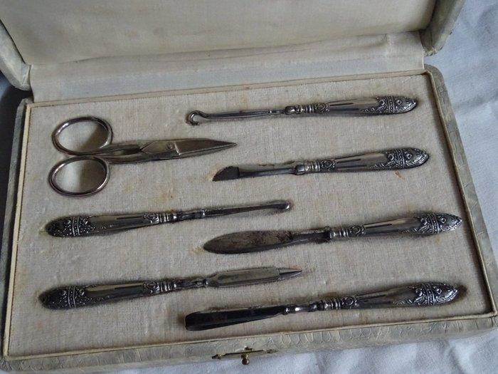 Reisset met toiletartikelen (7) - Verzilverd, Antiek en Kunst, Curiosa en Brocante