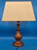 Tischlampe – Massiver Holzfuß mit Stoffschirm –