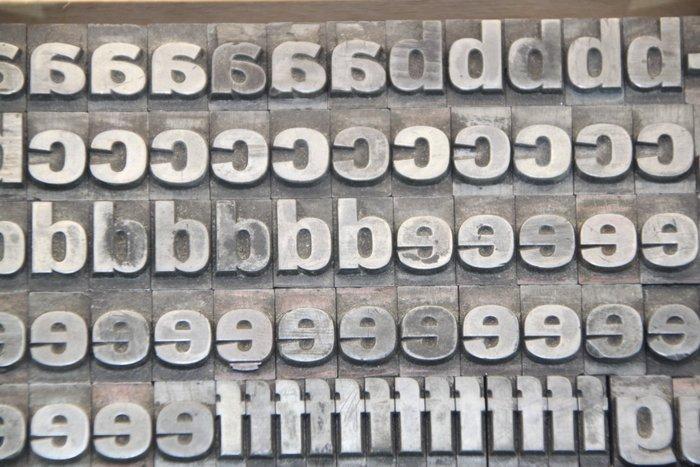 Drukblokken - een letterbak gevuld met 2 volledige, Antiek en Kunst, Antiek | Wandborden en Tegels