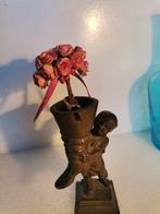 Beeldje, Statuette enfant portant une botte - 10 cm - Brons