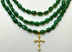Collier long dÉmeraude avec une croix ornée de perles