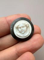 « LApparition Spectrale » – rare bouton victorien à camée