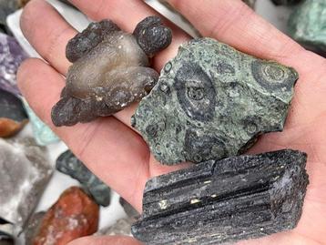 Grande collection de minéraux - tourmaline, calcédoine,
