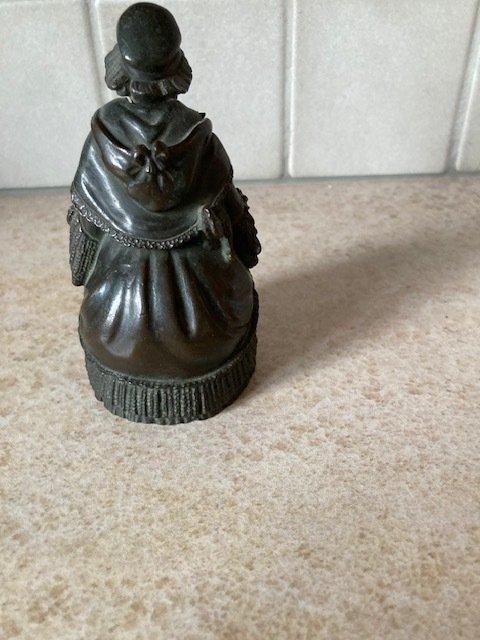 Beeldje - tafelbel ,Vrouwfiguur met bel, moeder Hubbard met, Antiek en Kunst, Curiosa en Brocante