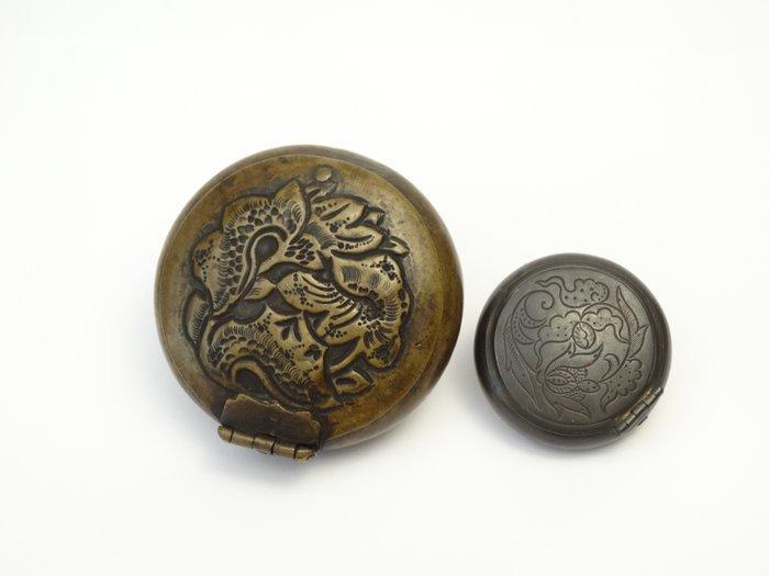 Twee Asbak Netsuke - Koper - Japan - Late Edo periode, Antiek en Kunst, Antiek | Overige Antiek
