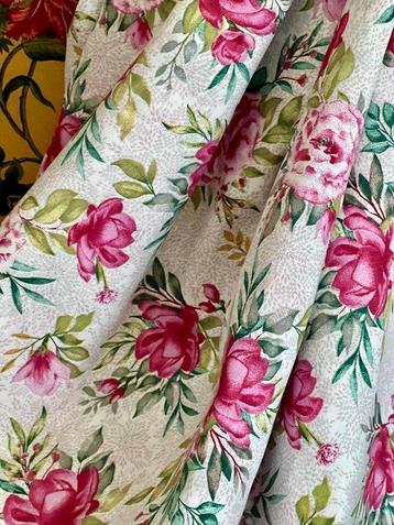 Tissu double largeur au motif floral romantique pour la