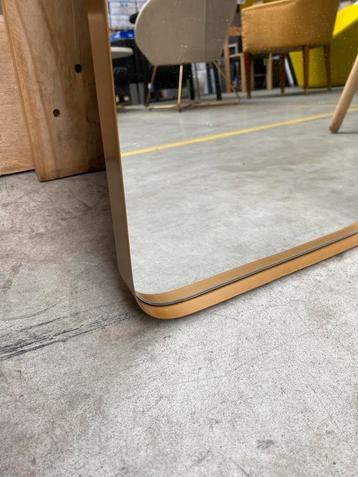 Miroir en métal doré avec coins arrondis disponible aux enchères