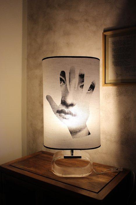 Tafellamp - lamp met lampenkap met Fornasetti Theme and, Antiek en Kunst, Antiek | Meubels | Stoelen en Sofa's