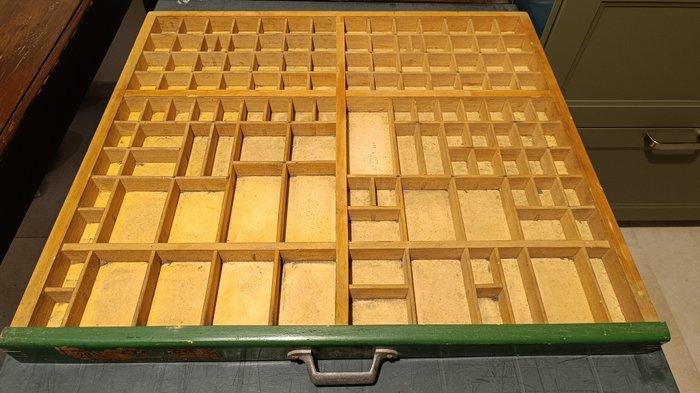 Rek - Hout - Letterenkast voor typograaf, eerste decennia, Antiek en Kunst, Kunst | Designobjecten