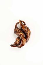 Een Japanse natuurlijke houten netsuke van twee