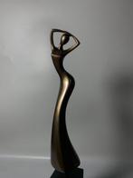 Handmade - Miniatuur figuur - Sculpture of a graceful female, Antiek en Kunst