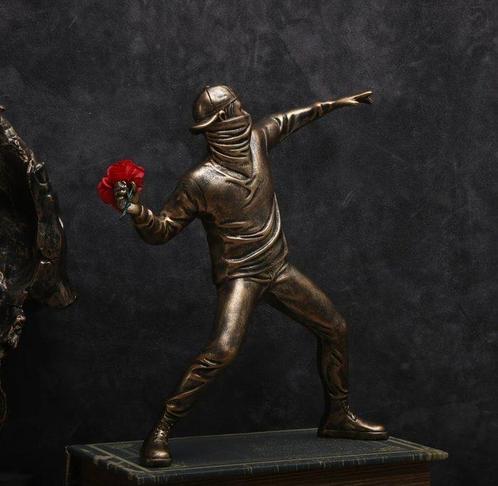 AGA Design - Figurine - after Bansky - Scultura “Flower, Antiek en Kunst, Curiosa en Brocante