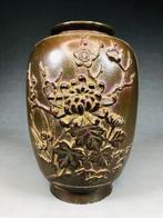 Vaas - Brons, Een vaas met driedimensionale afbeeldingen van, Antiek en Kunst