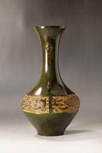 Bronzen vaas met drakenhandgrepen en karashishi reliëfband –, Antiek en Kunst