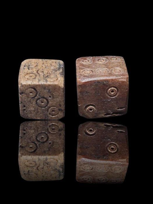 Oud-Romeins Lot of 2 Smaller Legionary 1-3 AD Dobbelstenen, Antiek en Kunst, Antiek | Overige Antiek